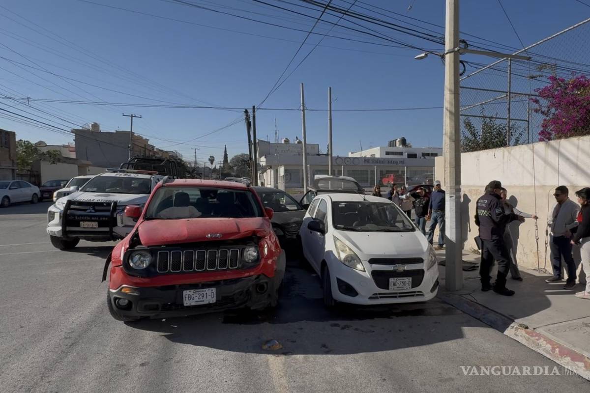 Ignora alto y provoca choque en Saltillo; tres vehículos quedan dañados