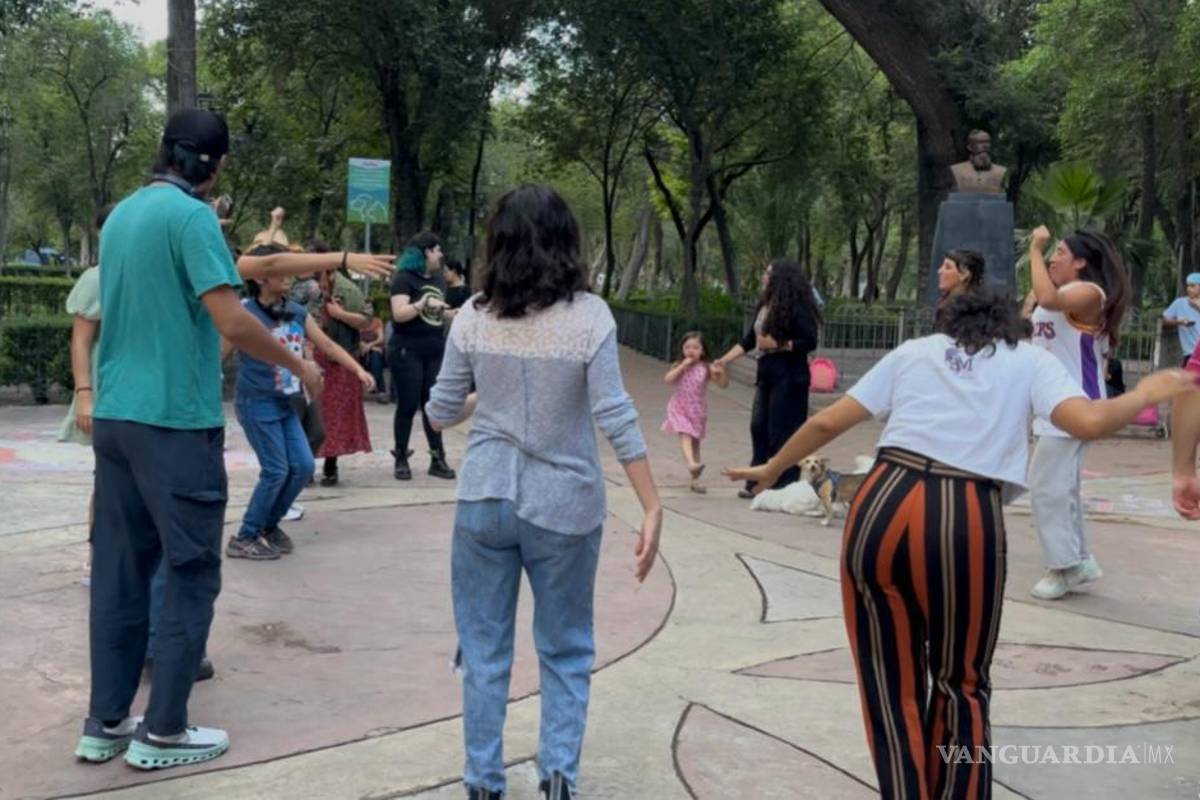 $!Participantes disfrutan del Baile Libre Saltillo, que busca rescatar los espacios públicos a través de la música y la convivencia.