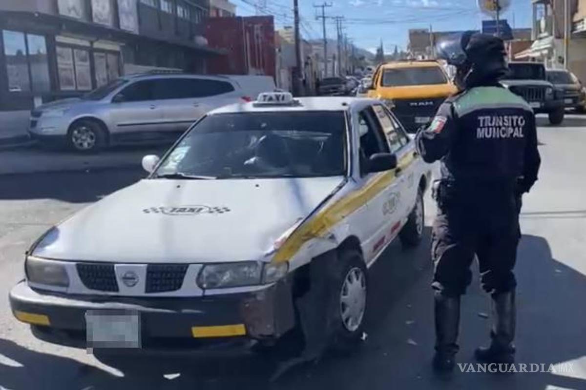 $!Agentes de Tránsito regulan el tránsito para retirar las unidades tras la colisión en el cruce de Melchor Múzquiz y Mariano Abasolo.
