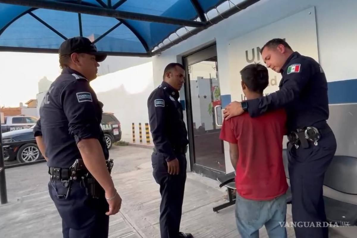 Policías rescatan a joven que intenta lanzarse del puente, en Saltillo