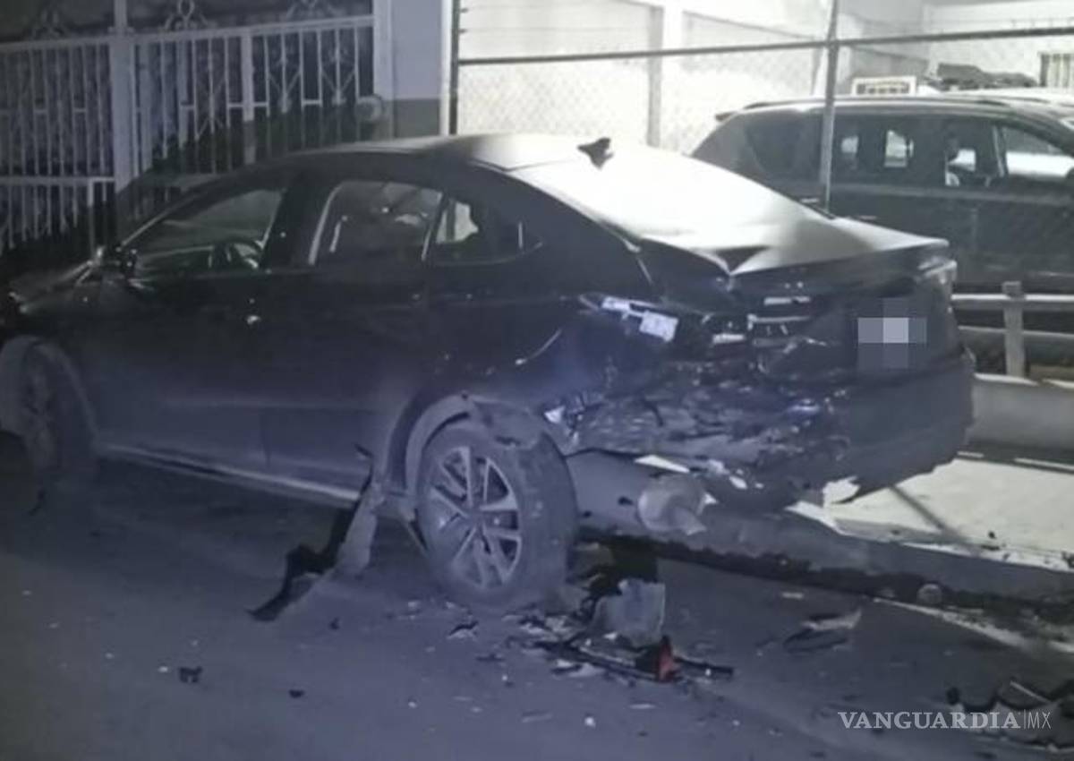 $!El ruido del impacto despertó al dueño del auto dañado, quien salió a encarar la situación.