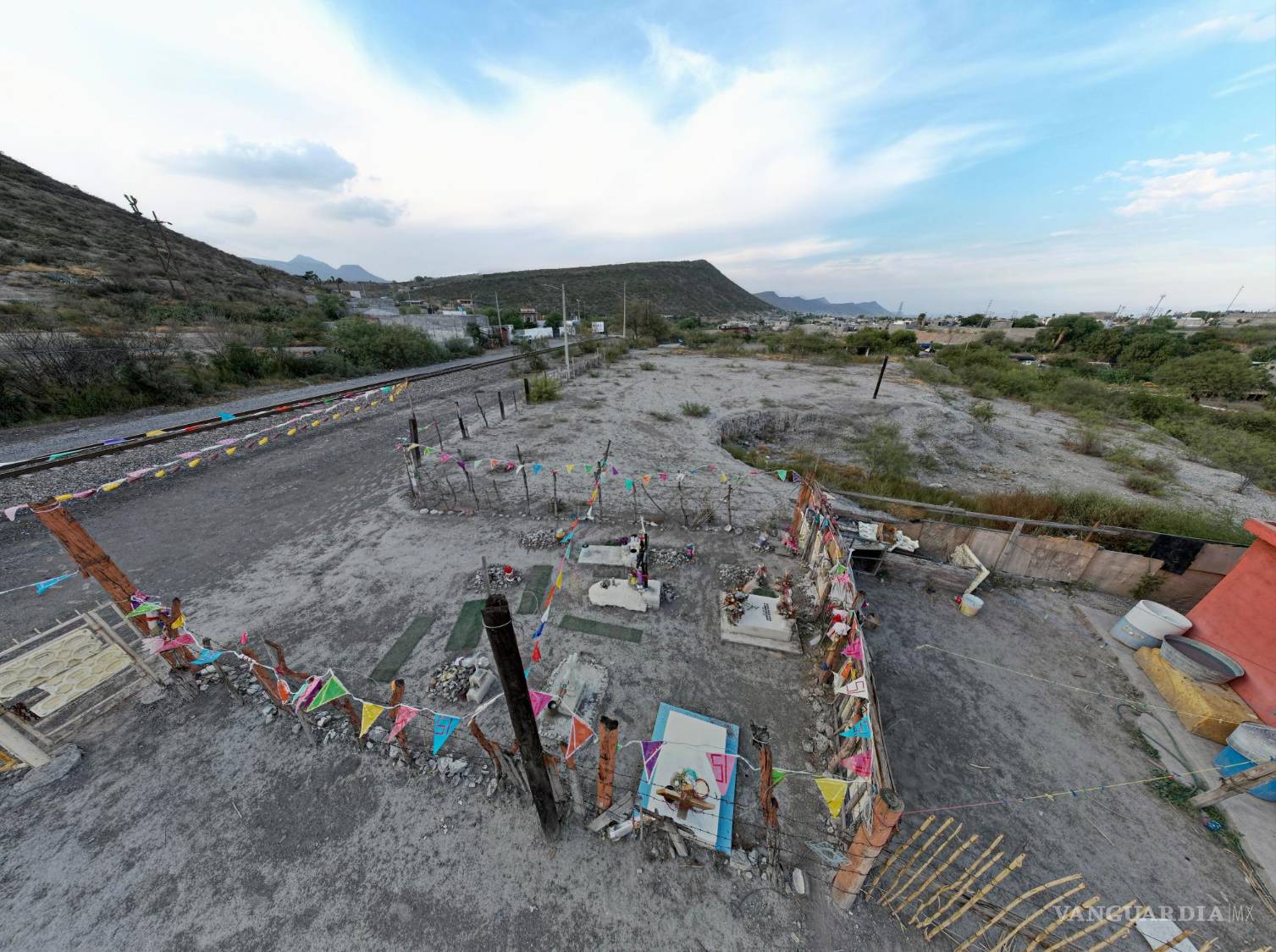 $!Once lápidas coloridas adornan el lugar, honrando a las víctimas, aunque no contienen restos humanos.