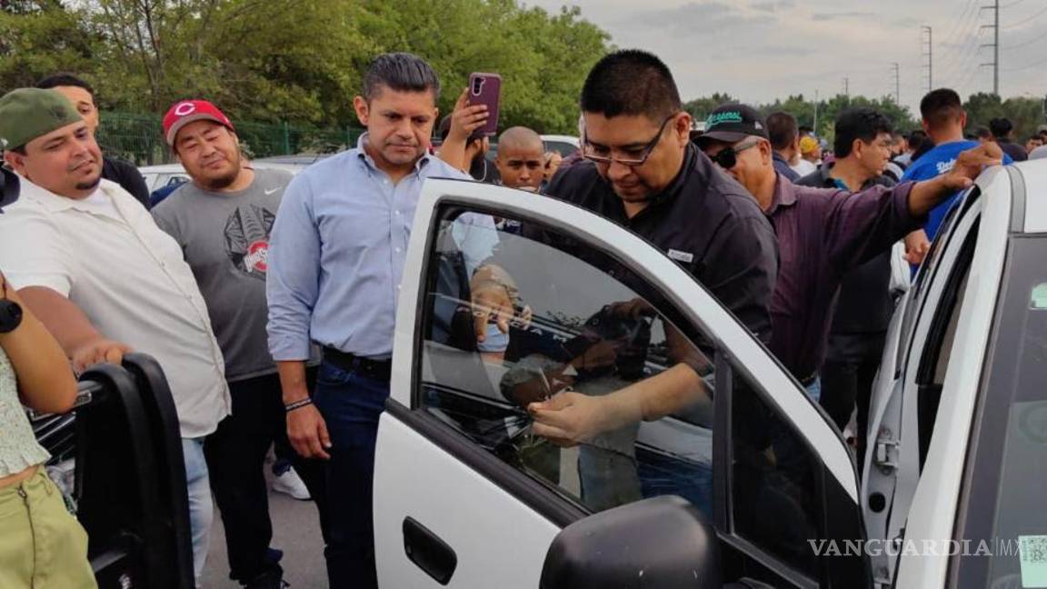$!El Comisionado Miguel Ángel Garza Félix se reunió con taxistas de plataforma en el Bosque Urbano.