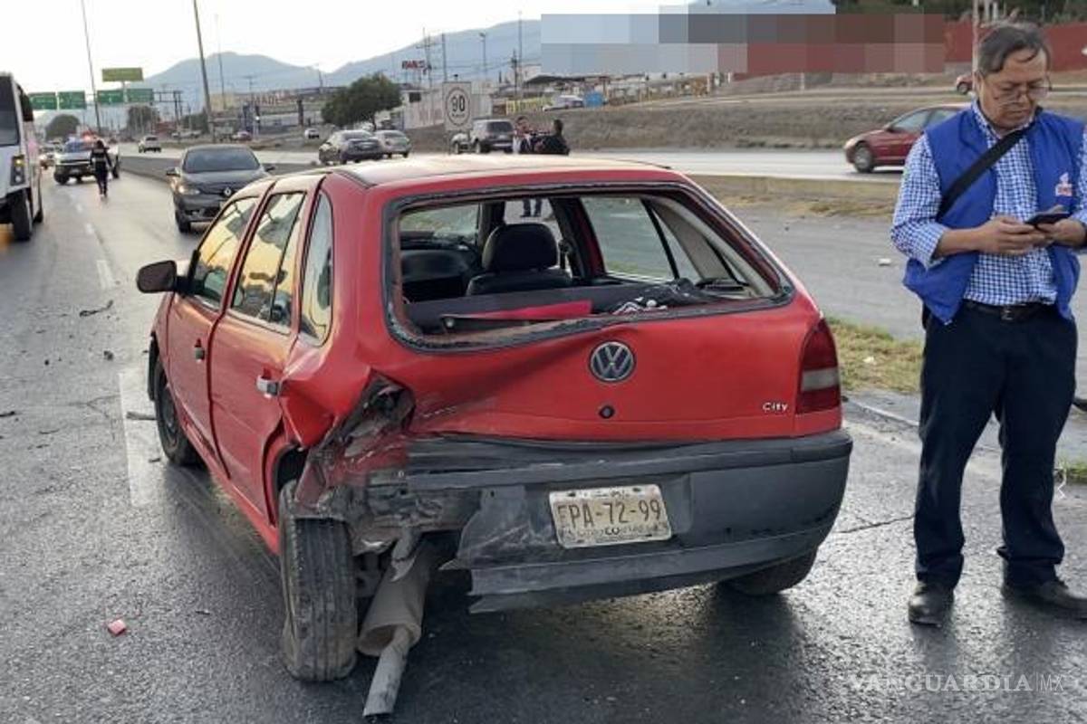 $!La circulación estuvo congestionada por varios kilómetros mientras se retiraban los vehículos con grúas.