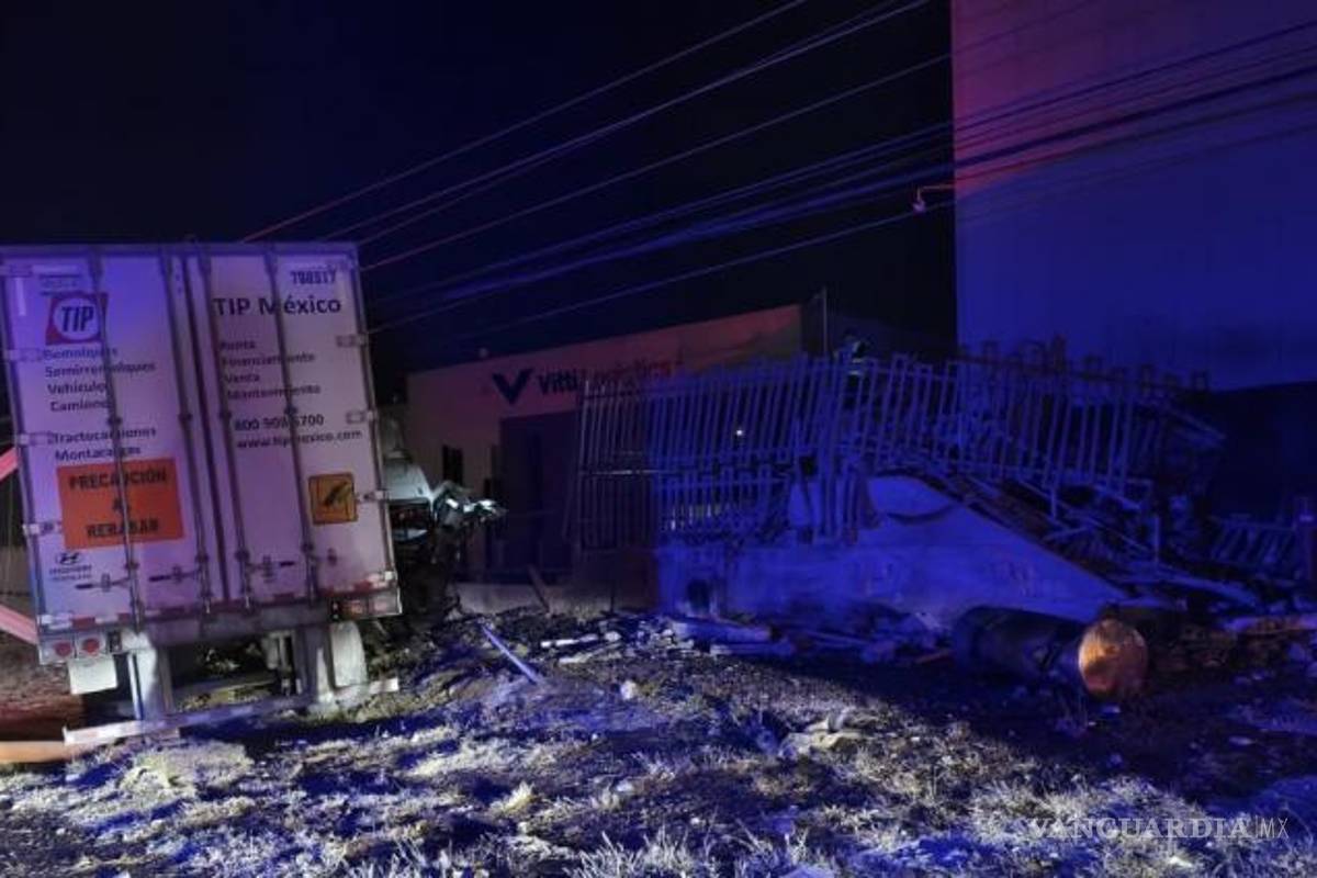 $!El impacto del vehículo causó daños a una luminaria, un poste de alta tensión y la barda de una empresa cercana.