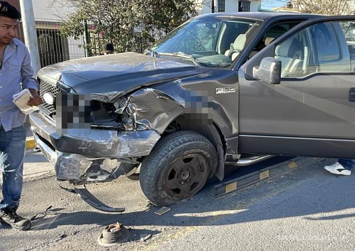 $!La camioneta Ford F-150 presentó daños tras el impacto en la vía principal.