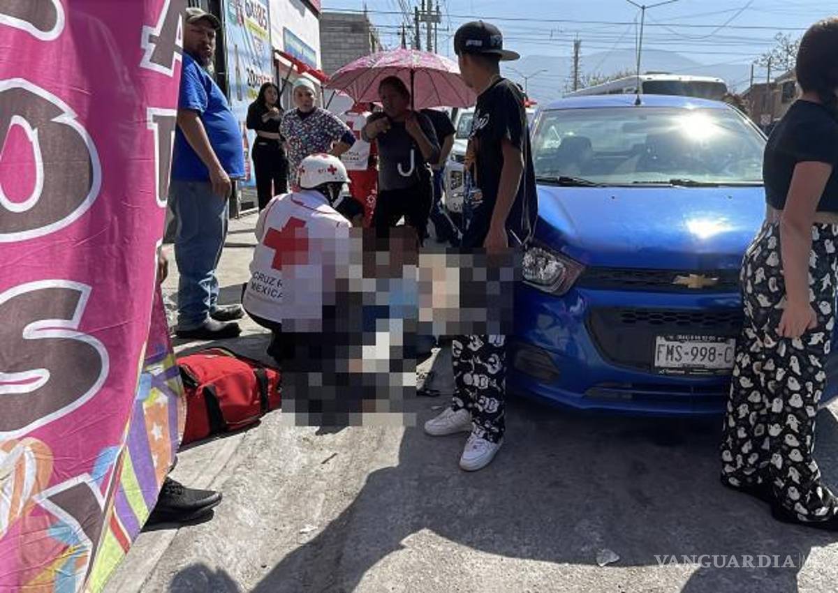 $!Paramédicos de la Cruz Roja brindaron atención prehospitalaria a los jóvenes en el lugar del accidente, aunque inicialmente no aceptaron el traslado a un hospital.