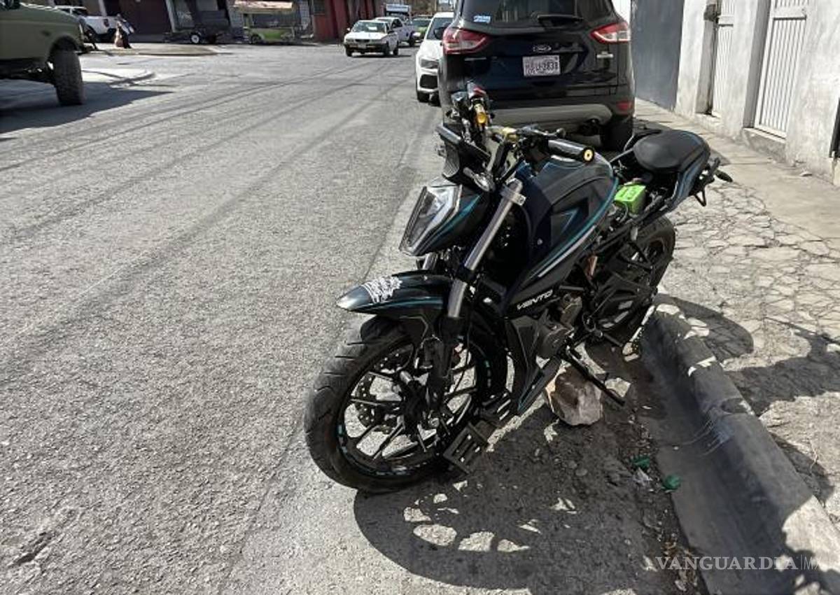 $!La motocicleta en la que viajaban los menores terminó dañada tras el impacto ocurrido cuando se dirigían a clases durante la tarde.