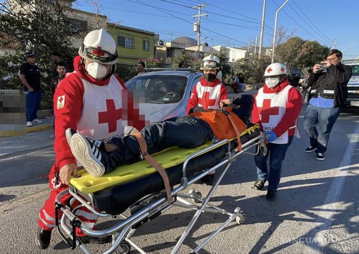 $!Paramédicos de Cruz Roja valoraron al acompañante lesionado en el lugar.