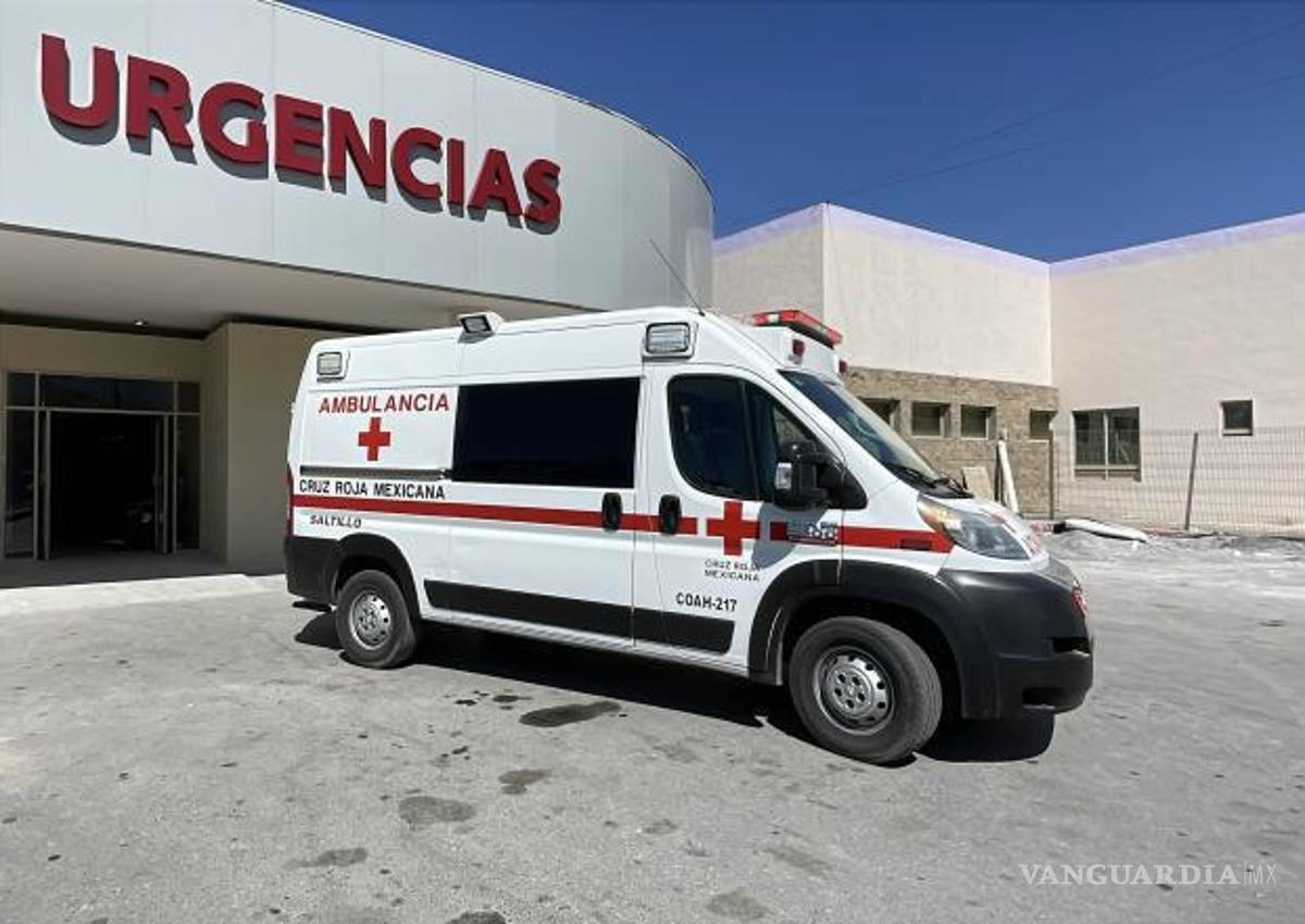 $!Paramédicos de la Cruz Roja brindaron atención a la mujer tras el accidente doméstico registrado al mediodía.