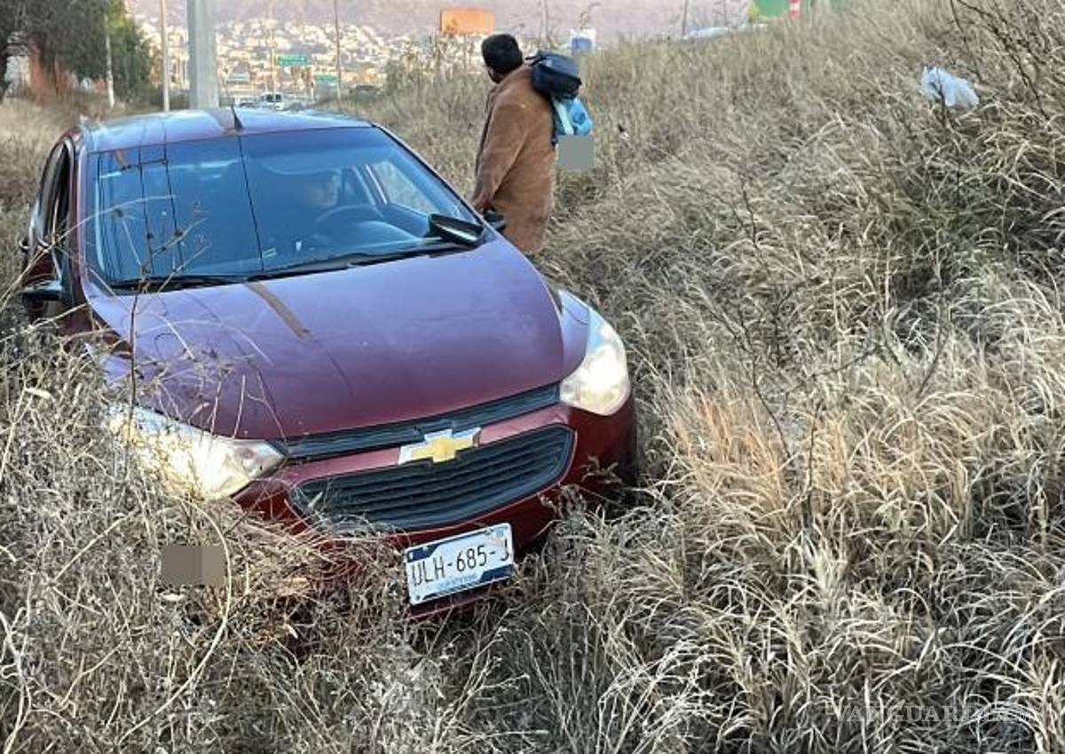 $!Una grúa fue solicitada para realizar las maniobras necesarias y retirar la unidad siniestrada, la cual fue trasladada a un corralón municipal.