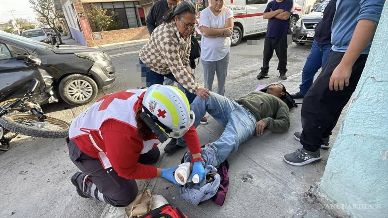 $!El motociclista fue atendido por paramédicos tras el choque registrado en la colonia El Salvador.