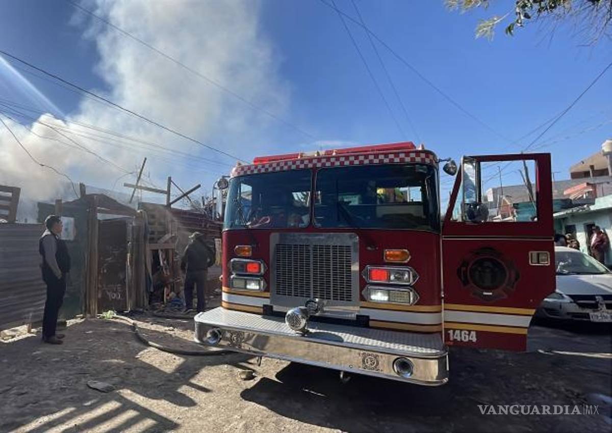 $!Elementos del Cuerpo de Bomberos trabajaron para sofocar las llamas y evitar su propagación.