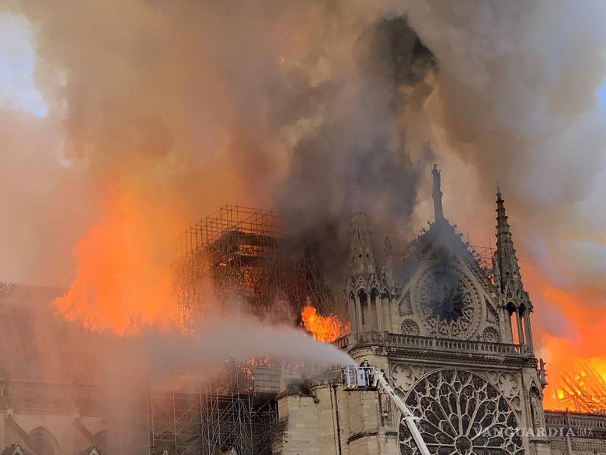 $!Arde Notre Dame símbolo de la cristiandad; Incendio daña dos tercios de la cubierta