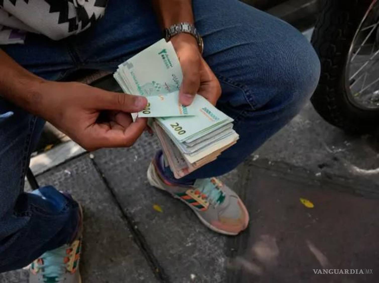 $!La gran incógnita ahora es si el rial continuará descendiendo y si el gobierno iraní será capaz de estabilizarlo antes de que la inflación y la pérdida de poder adquisitivo desencadenen una crisis social de mayores dimensiones.
