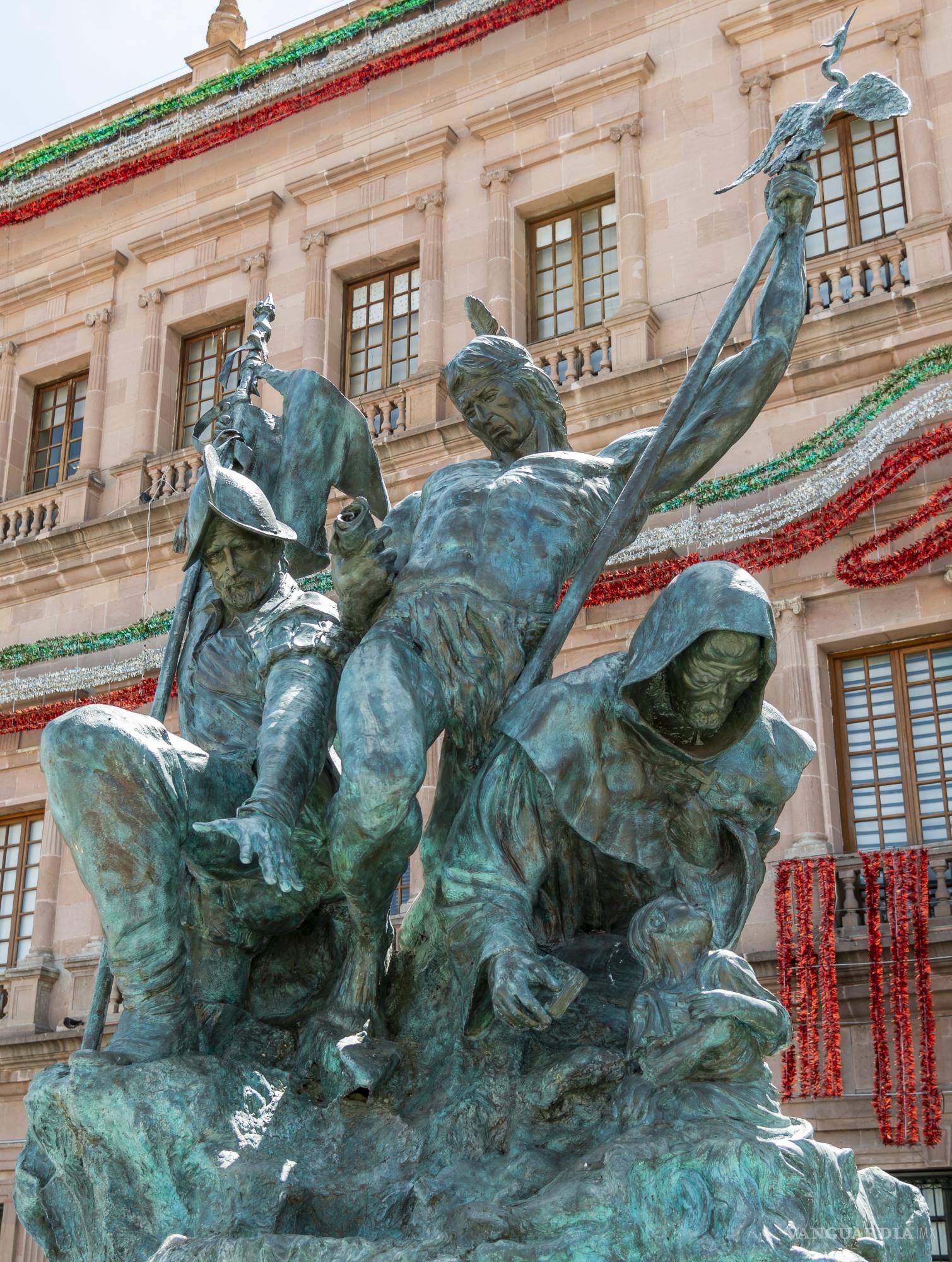 $!La escultura se conforma por cuatro personajes sobre una roca.