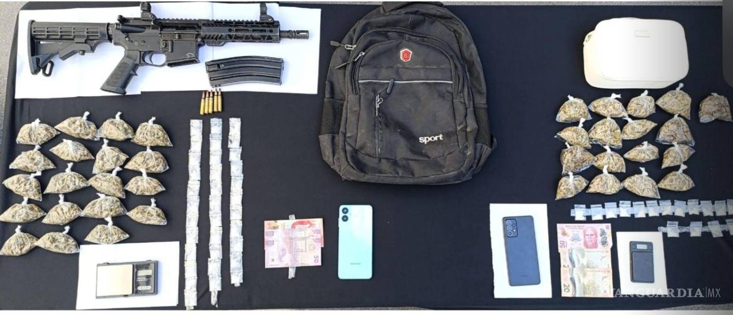 Detienen a 7 personas; 3 de ellos, adolescentes, en posesión de armas y drogas, en Nuevo León