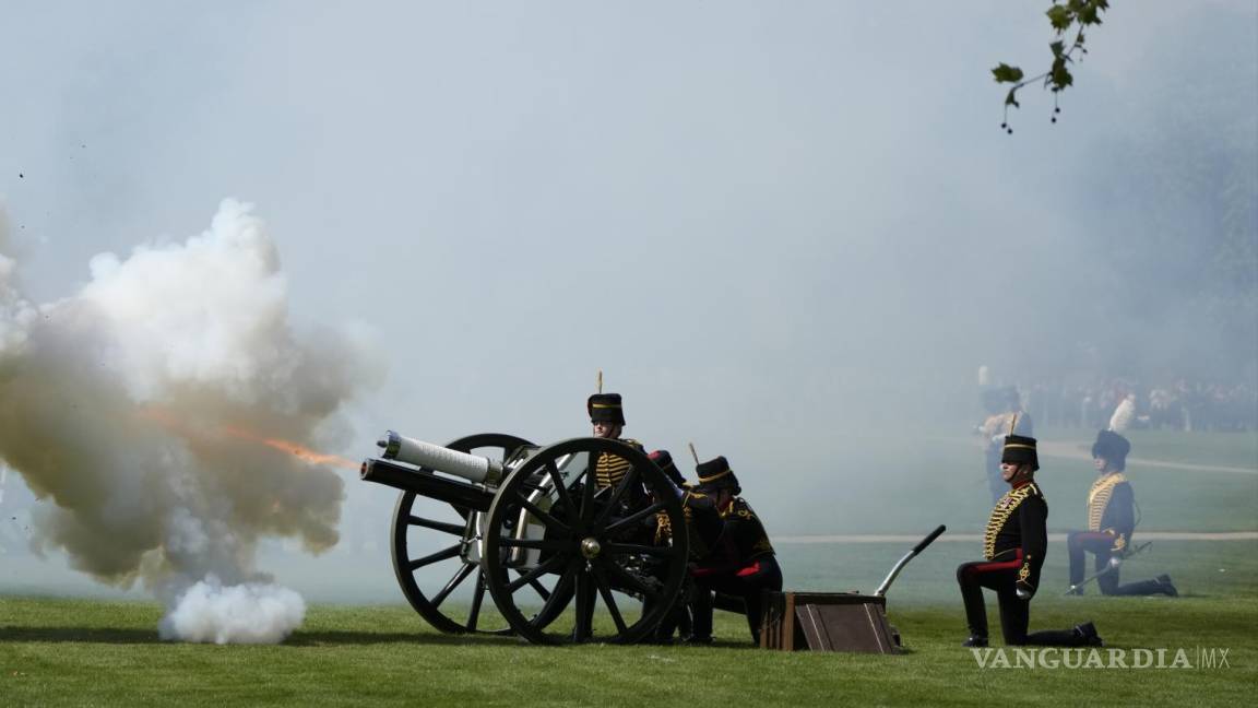 $!Miembros de la Artillería Real de la Tropa del Rey disparan un Saludo Real de 42 cañones en Hyde Park para celebrar el 96 cumpleaños de la Reina Isabel II.