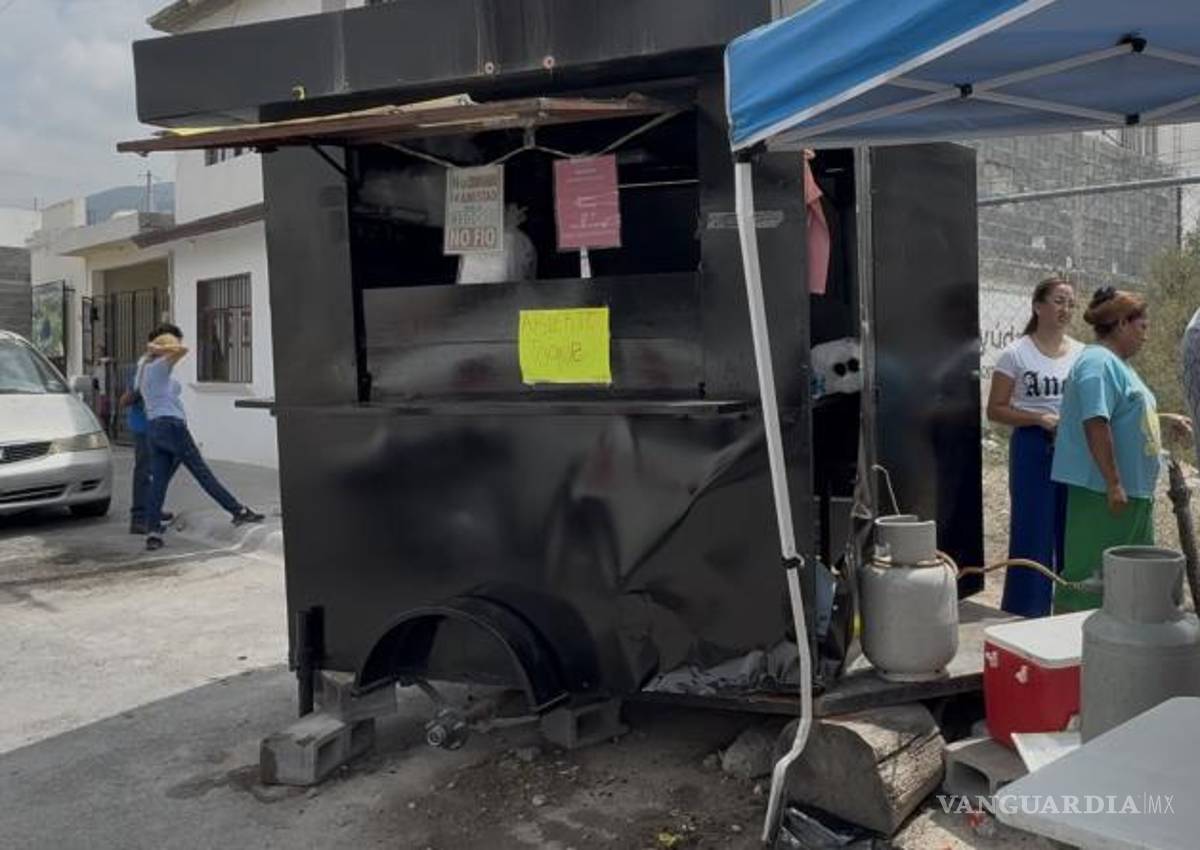 $!El puesto de gorditas en la colonia Mirasierra quedó dañado tras el fuerte impacto del vehículo.