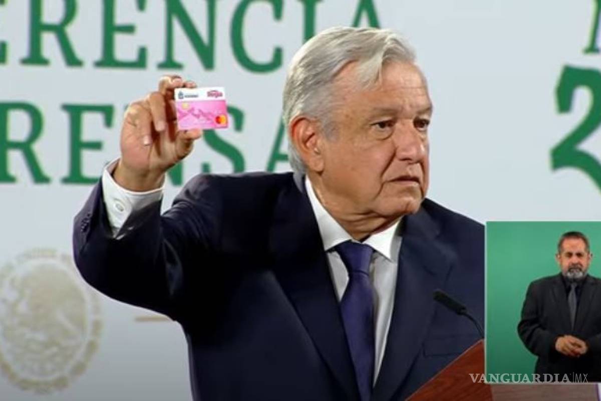 ¿Dónde está el INE, la Fiscalía electoral?... AMLO exhibe en la mañanera, tarjeta rosa de Adrián de la Garza