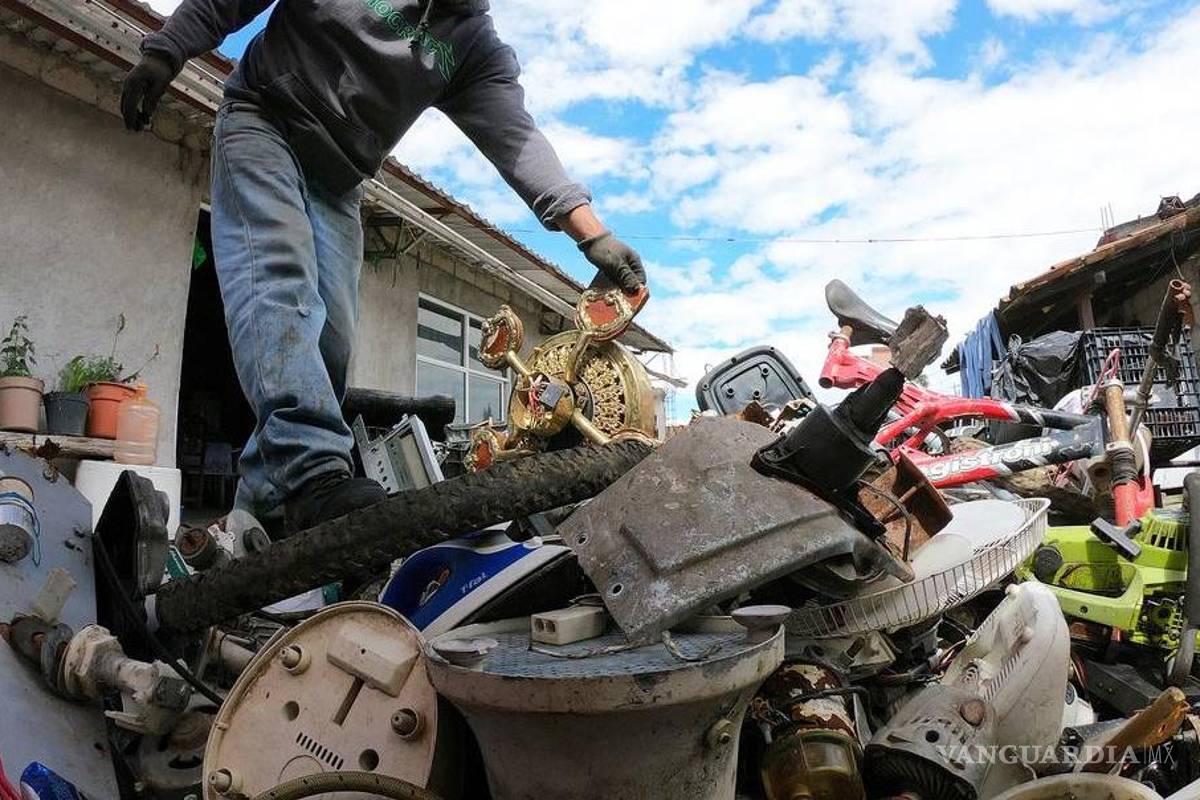 Saltillo: por crisis y bajos sueldos, albañiles, electricistas y fontaneros dejan oficios para “chatarrear”