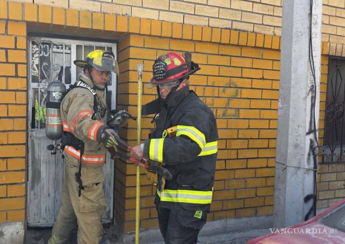 $!Los rescatistas realizaron una entrada forzada para descartar que el siniestro se hubiera propagado a otras áreas del inmueble.