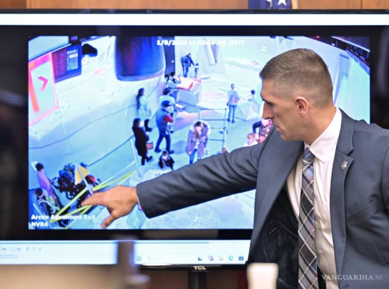$!El agente de la policía estatal de Massachusetts, Joshua McKelligan, señala a la familia Clancy en un video de una salida familiar a un museo durante el juicio.