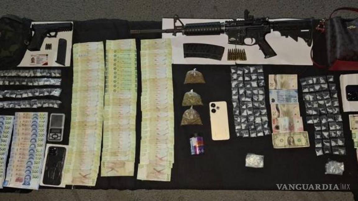 $!Al momento de ser detenidos a los presuntos se les decomisaron armas, así como droga y dinero en efectivo.