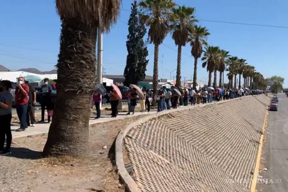 Kilométrica fila en módulo de CANACINTRA para recibir vacuna contra el COVID-19 en Saltillo