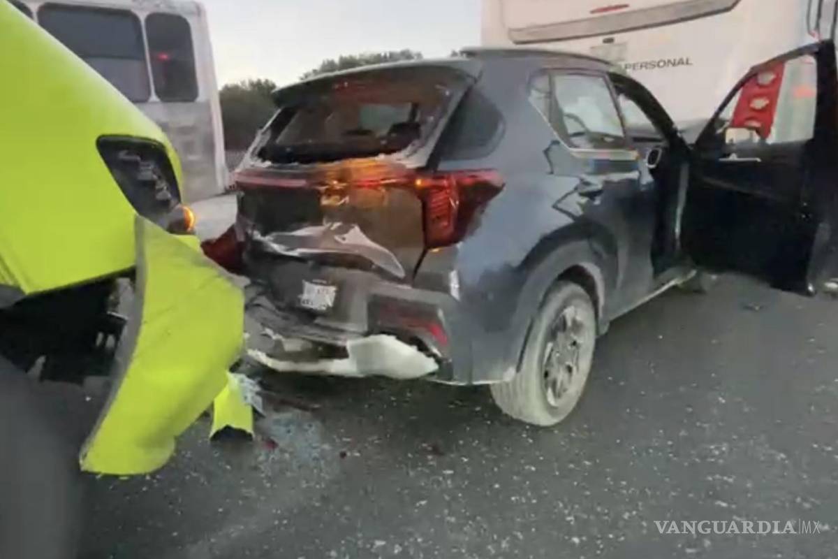 Queda camioneta prensada entre dos transportes de personal en la Saltillo–Zacatecas