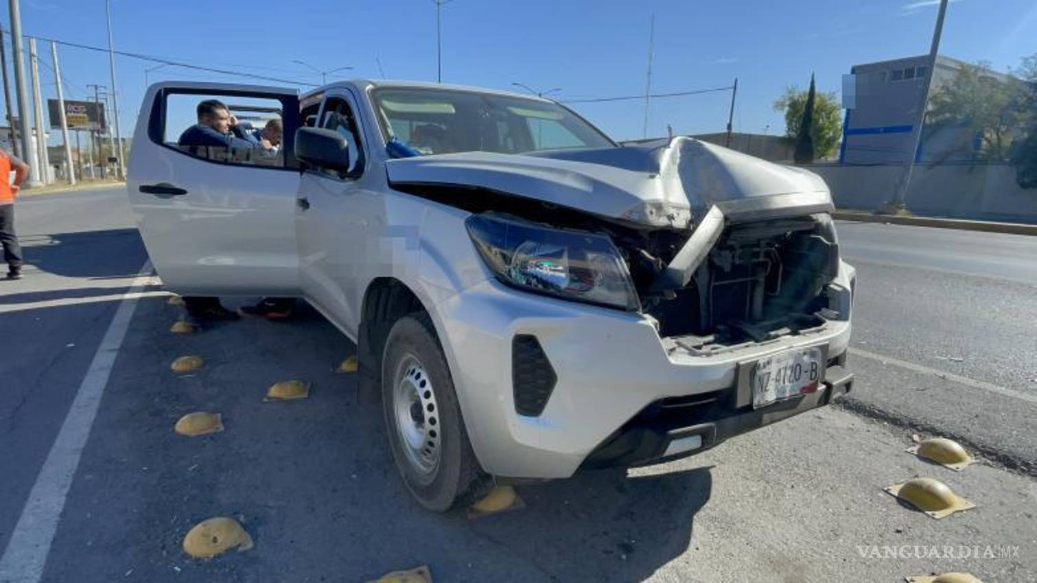 $!La Nissan Frontier terminó con daños en su parte frontal luego de impactar a la camioneta volcada que no pudo evitar en plena circulación.