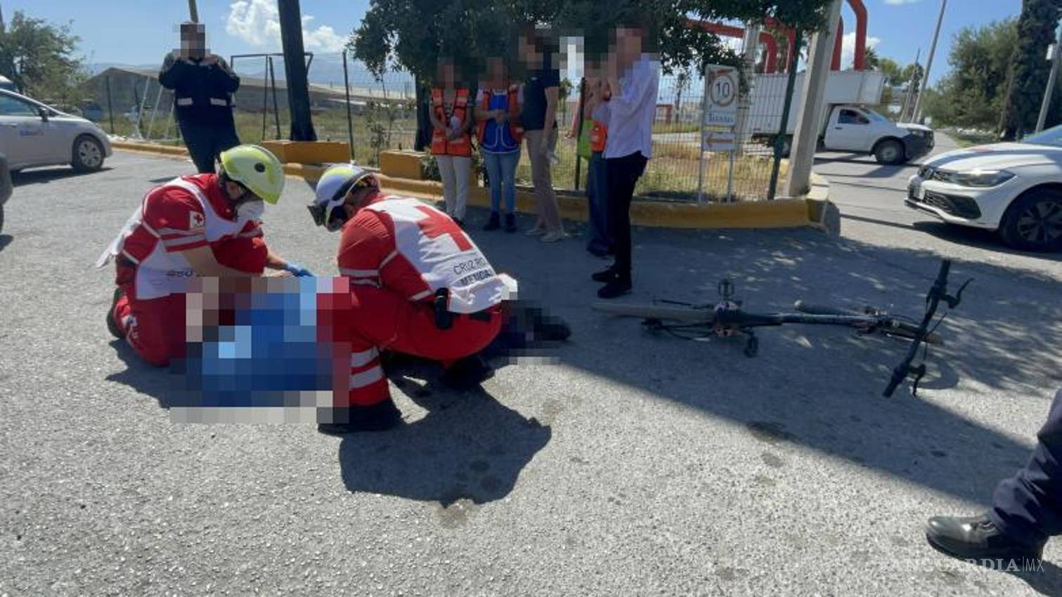 $!Paramédicos de la Cruz Roja confirman el fallecimiento de un hombre que se desplomó mientras transitaba en bicicleta.