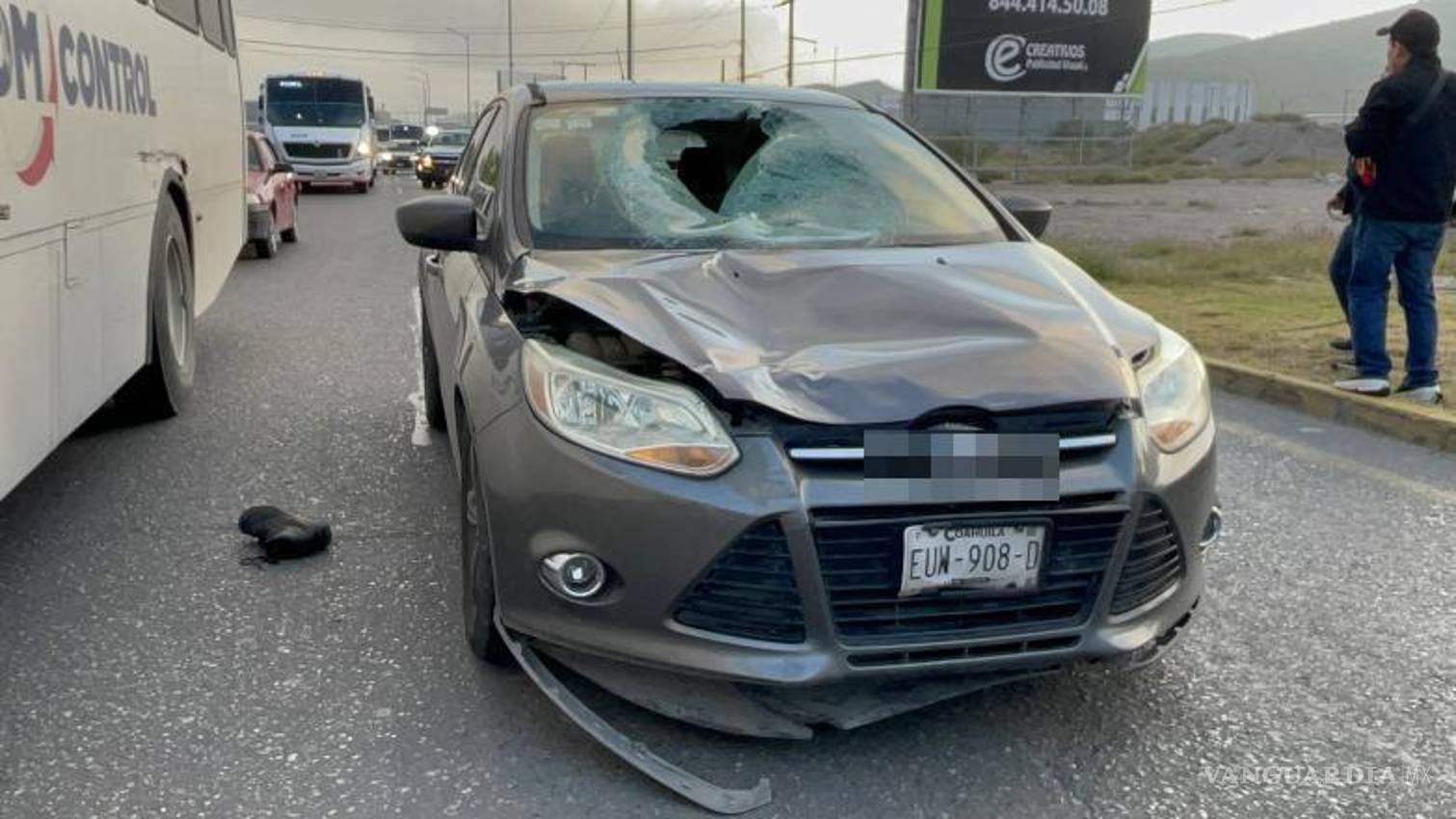 $!La conductora, lesionada por los cristales del parabrisas, fue trasladada a un hospital bajo custodia.