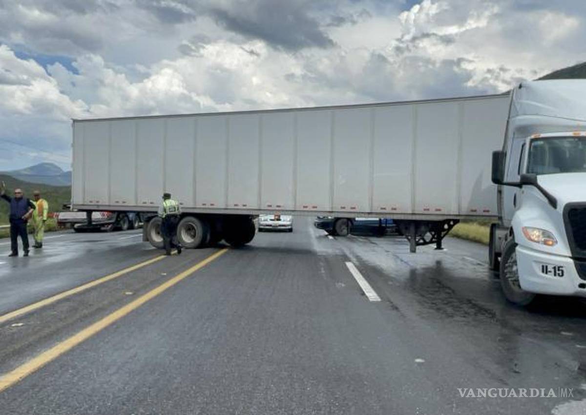 $!Resultan heridos funcionarios y esposa del alcalde de Ramos Arizpe tras accidente en carretera
