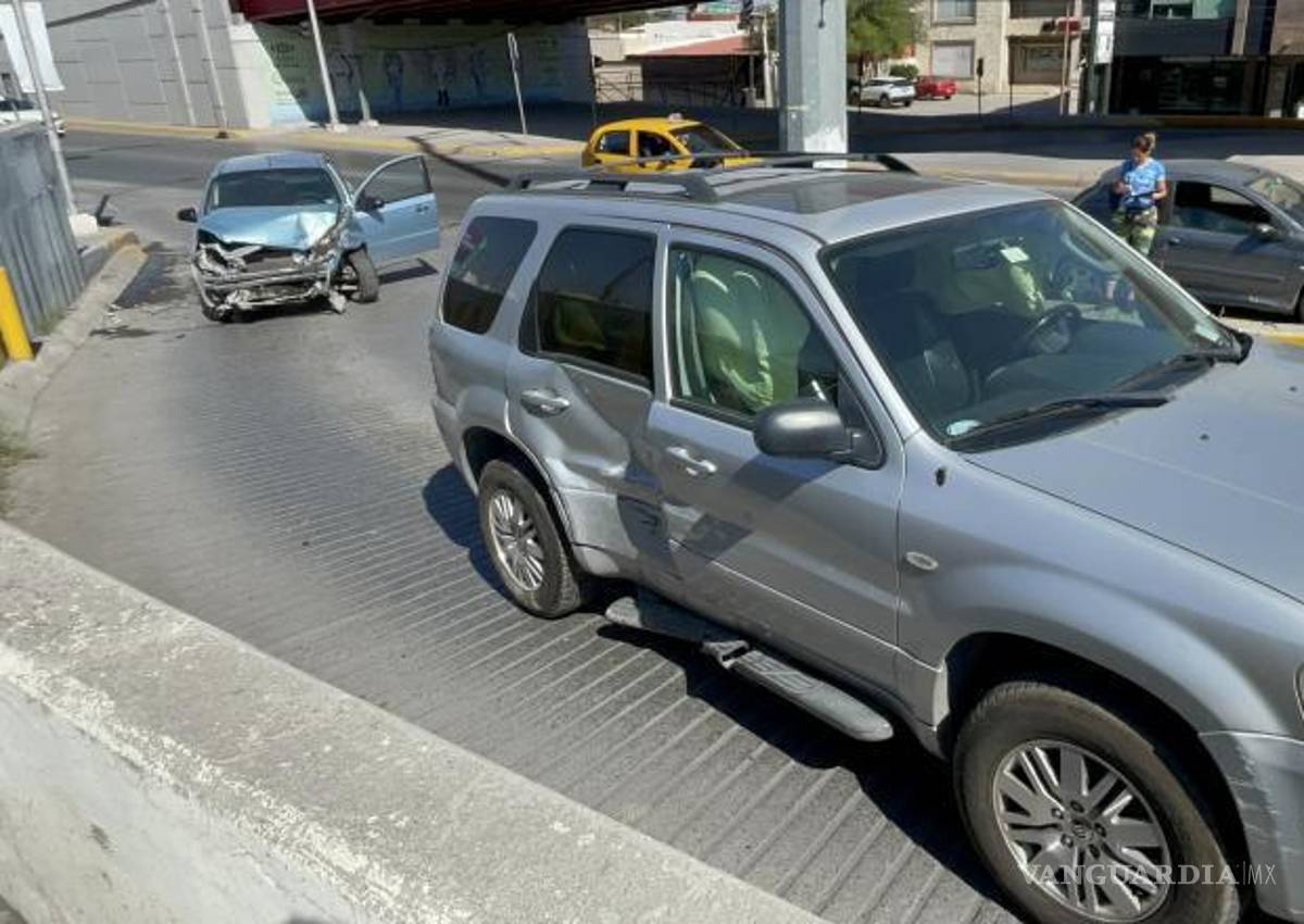 $!Elementos de Tránsito Municipal acudieron al lugar del accidente para controlar la circulación.