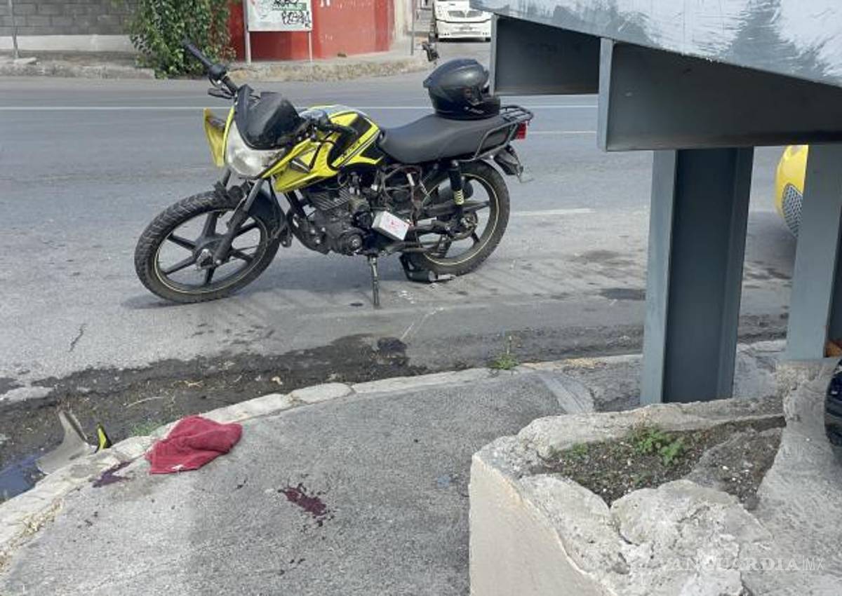 $!Paramédicos de la Cruz Roja atendieron al joven en la vía pública y lo trasladaron a un hospital privado.