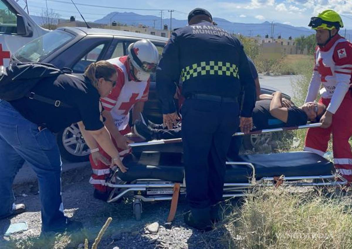 $!Paramédicos de la Cruz Roja atendieron a la víctima en el lugar del accidente.