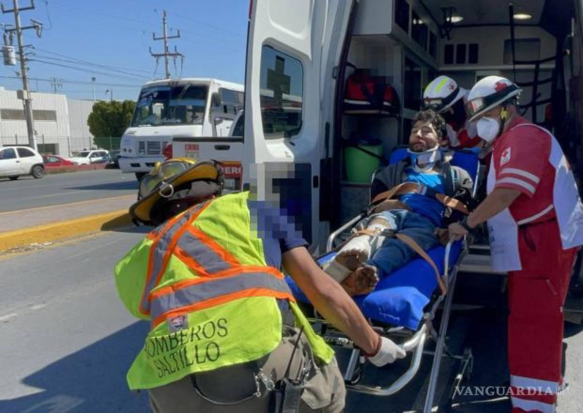 $!Bomberos y personal de la Cruz Roja trabajan para atender a las víctimas del accidente y garantizar su traslado seguro a los centros médicos.