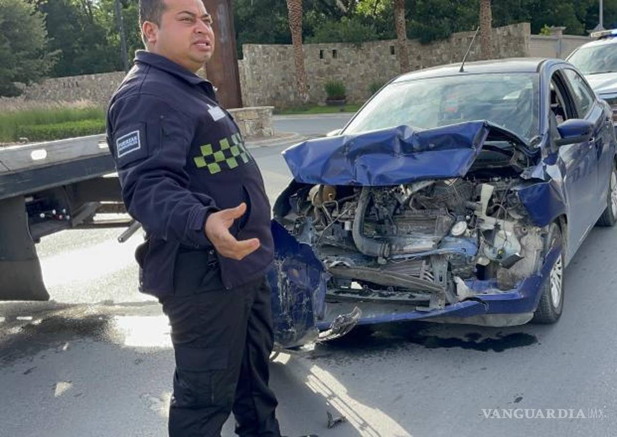 $!El Ford Figo terminó con daños en la parte frontal tras el choque.