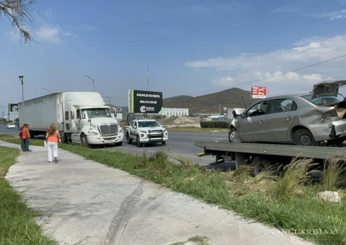 $!El conductor perdió el control tras intentar esquivar al tráiler que cambiaba de carril.