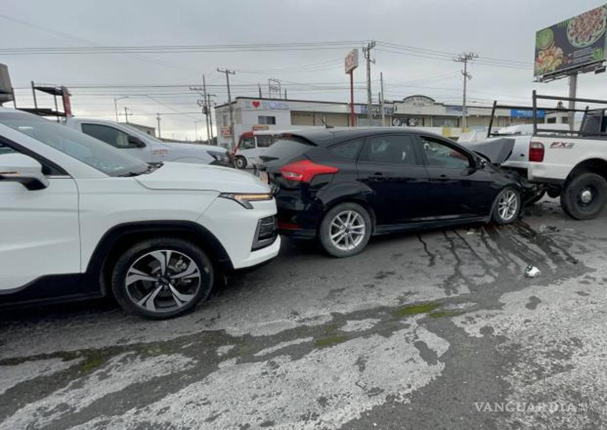 $!Conductora de camioneta JAC se impacta por detrás y agrava el percance.