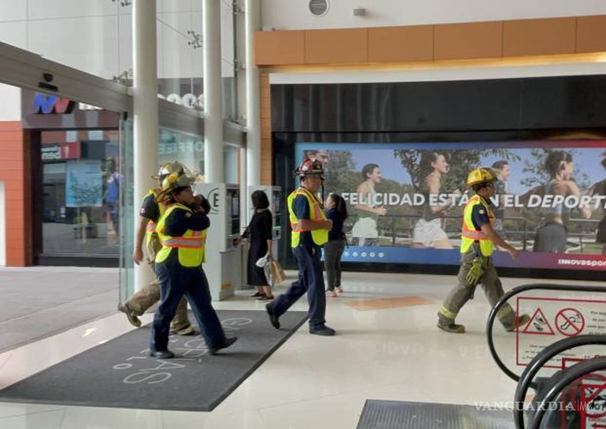 $!La llegada de los bomberos inquietó a los clientes de la plaza.