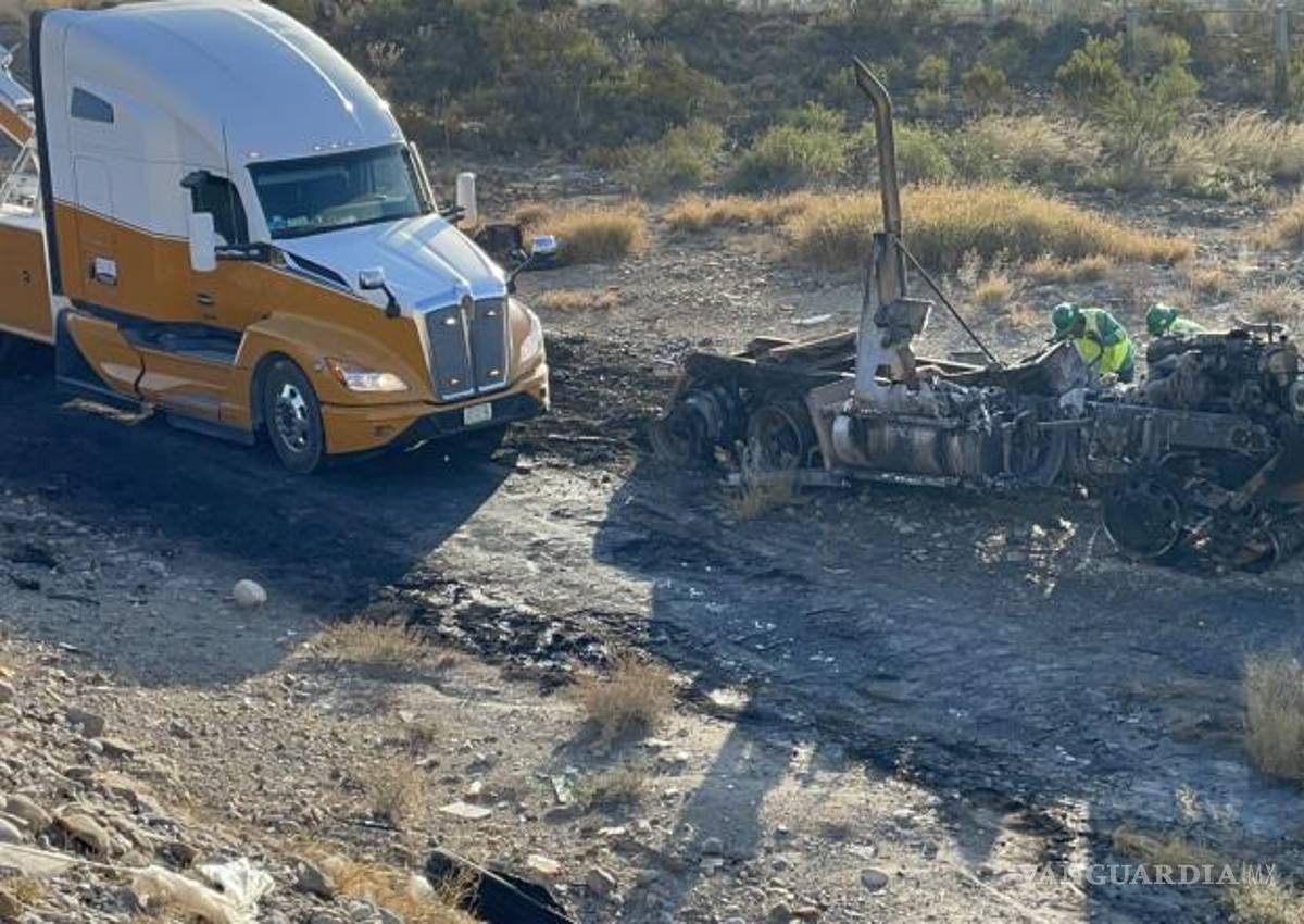 $!Bomberos de Ramos Arizpe sofocaron el incendio que afectó la cabina y los contenedores del tráiler.