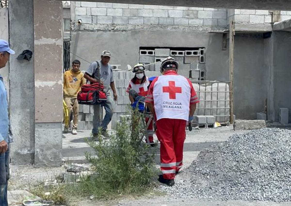 $!Paramédicos de la Cruz Roja atendieron al trabajador en el lugar del accidente antes de trasladarlo de urgencia al Hospital General.