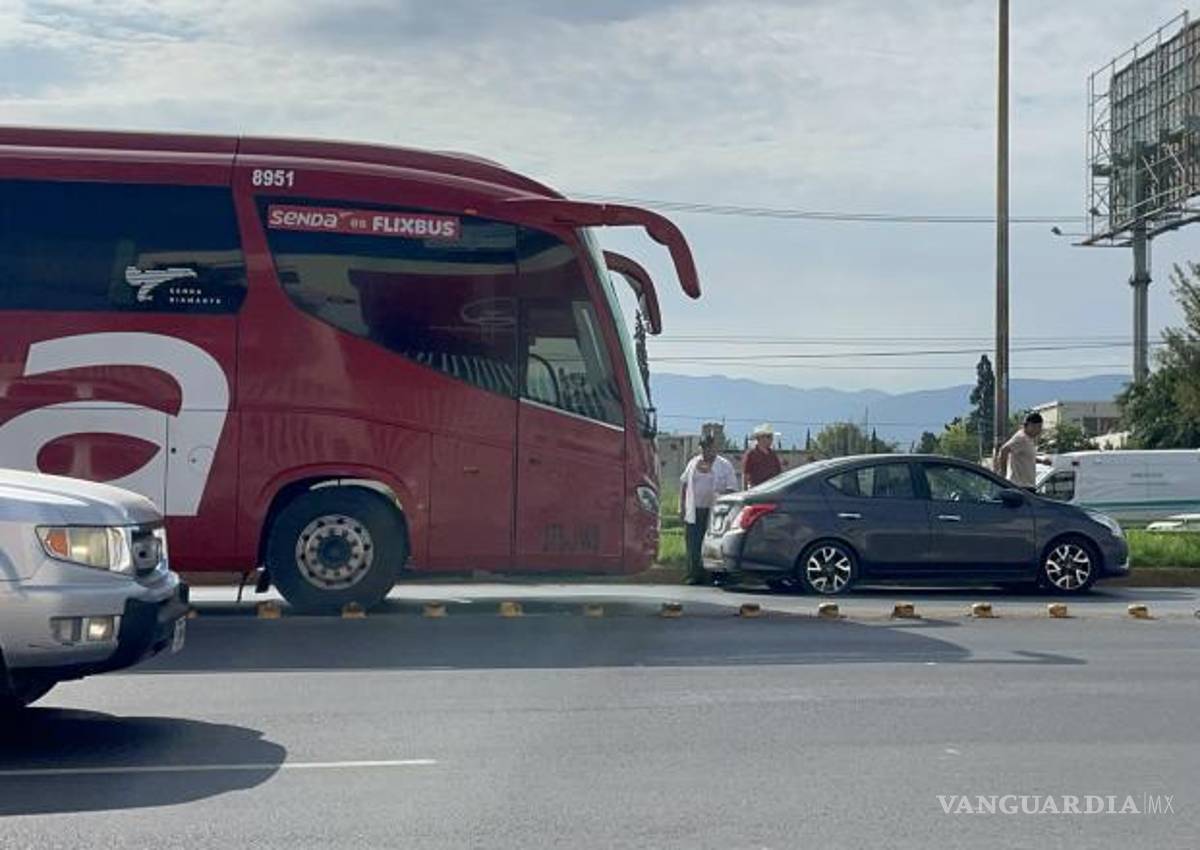$!El conductor de un Nissan Versa terminó con tres llantas reventadas tras seguir una aplicación de navegación que lo llevó por el carril confinado del distribuidor vial.