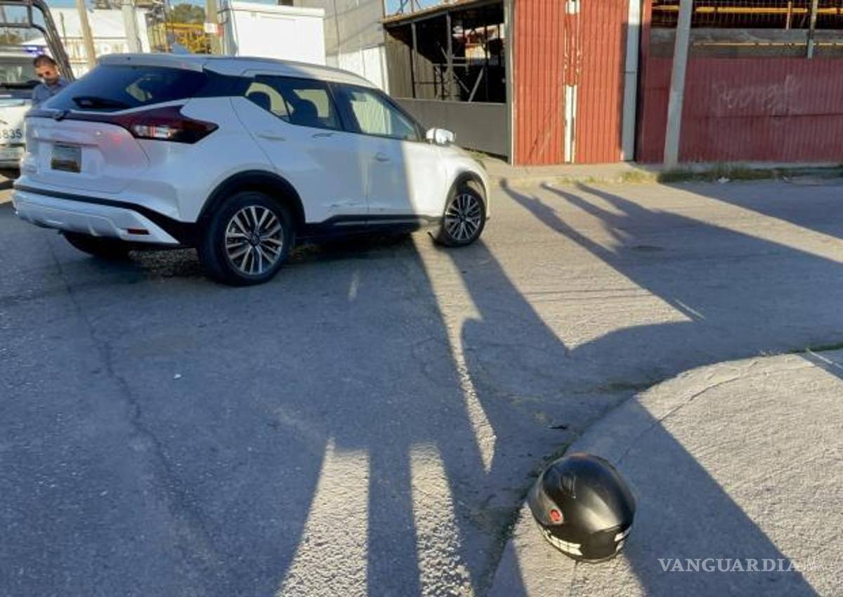 $!La camioneta Nissan Kicks se atravesó sin percatarse de los motociclistas.
