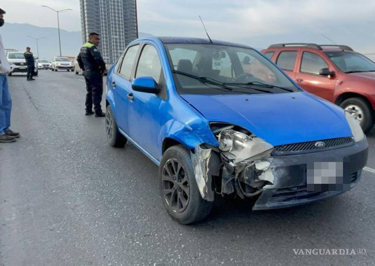 $!Los vehículos quedaron detenidos en el carril derecho mientras se atendía el accidente.