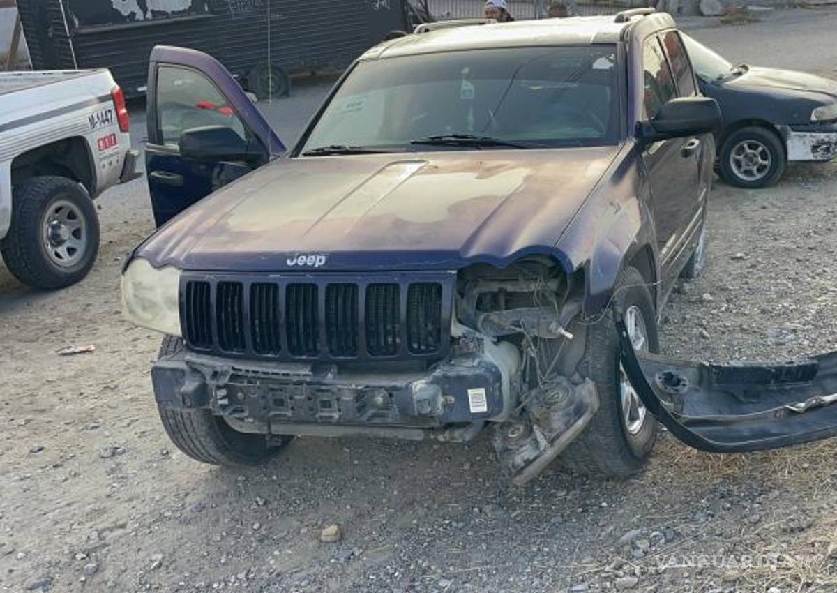 $!Paramédicos de la Cruz Roja atendieron a la conductora en el lugar del accidente.