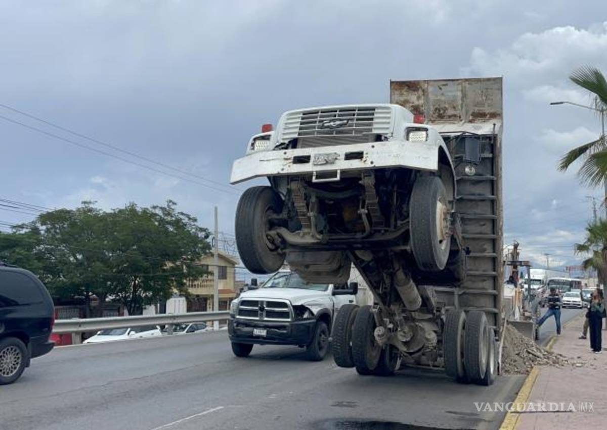 $!Oficiales municipales acudieron al lugar para coordinar el retiro del vehículo, que obstruyó el carril izquierdo rumbo a la salida a Torreón.