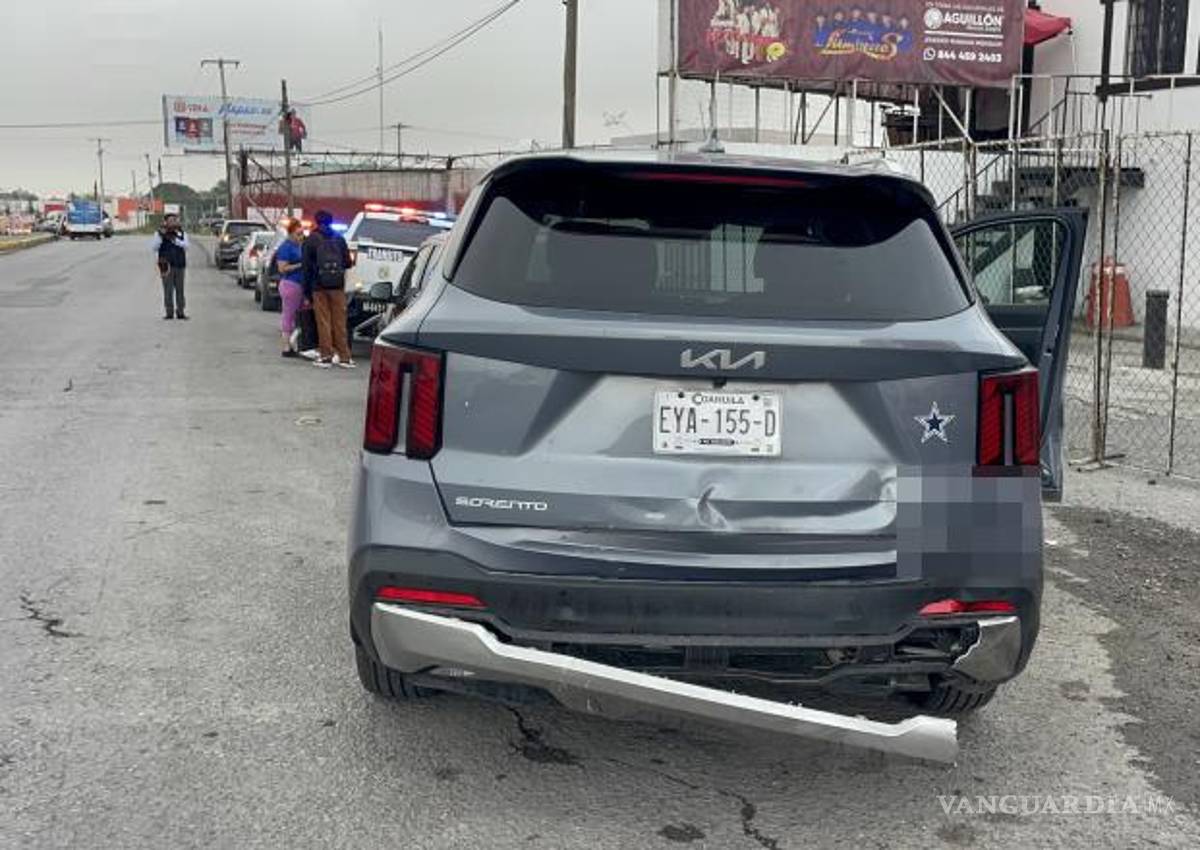 $!La camioneta Kia Sorento resultó afectada en la parte trasera.